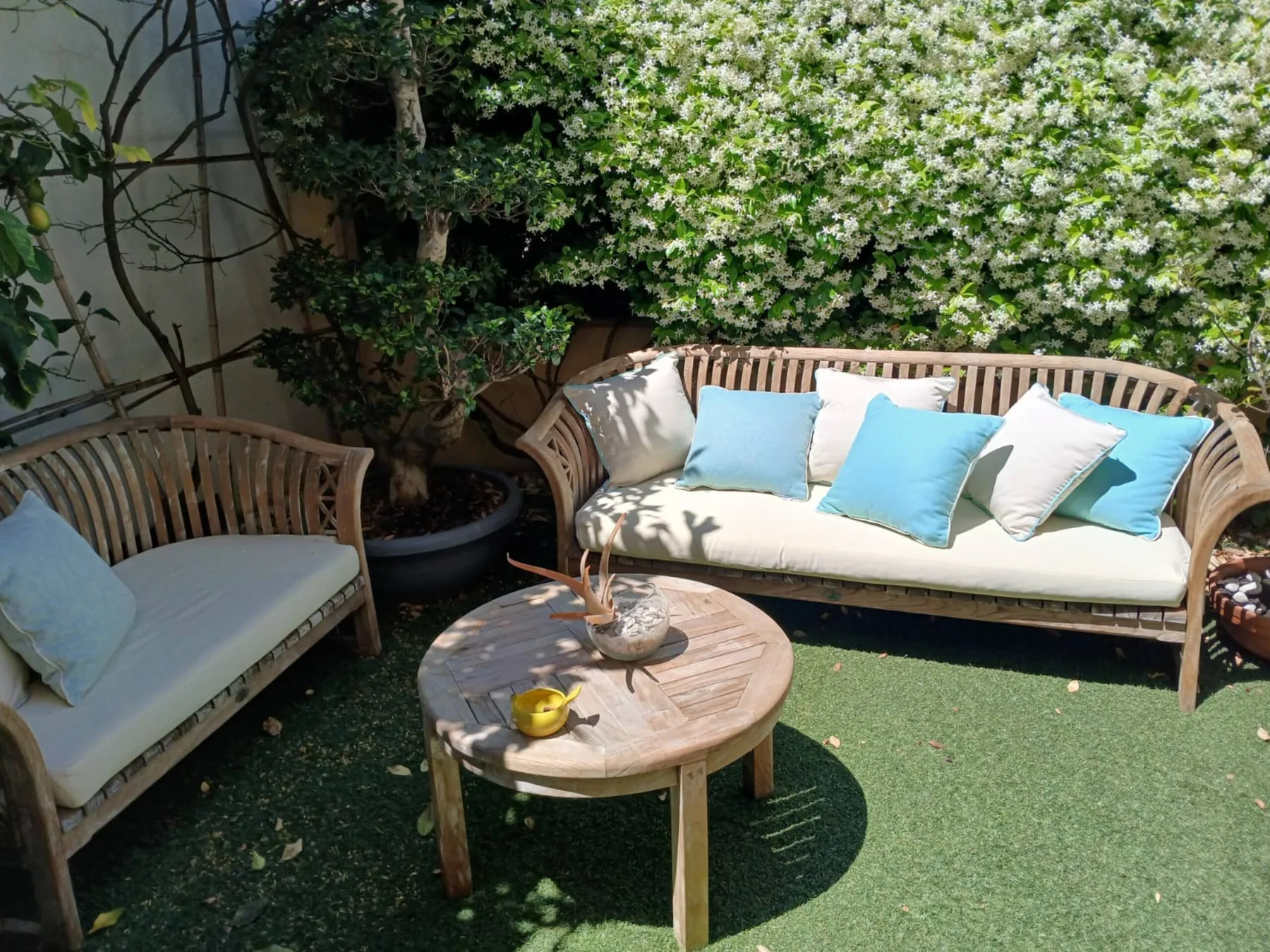 Casa del Gelsomino — il giardino con il salottino (2)