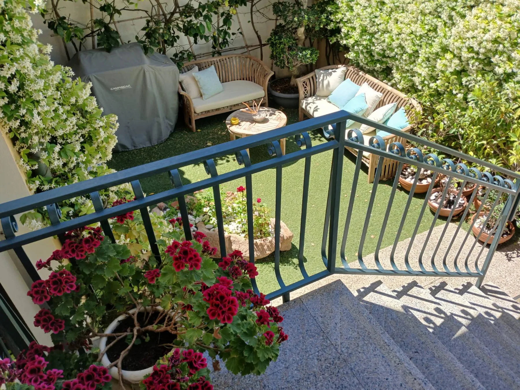 Casa del Gelsomino — il giardino con il salottino (4)