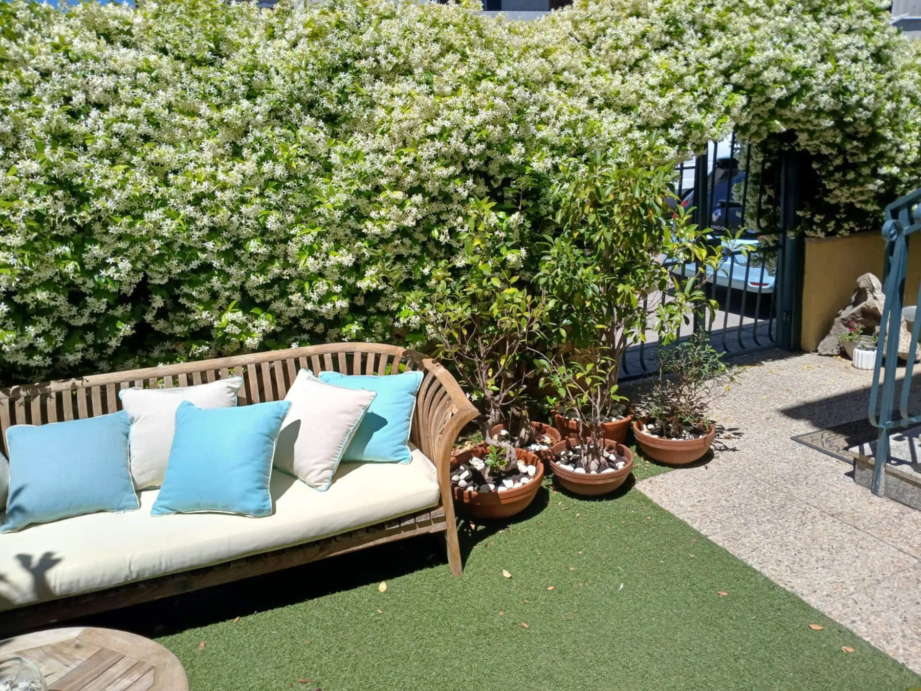 Casa del Gelsomino — il giardino con il salottino